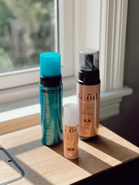 Selvbruningsprodukter på en bord