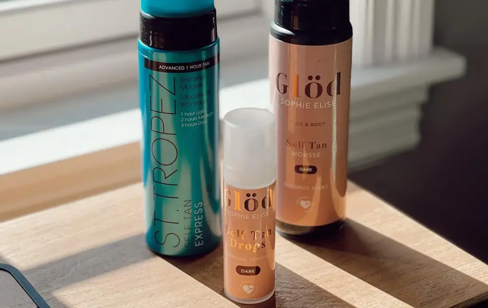 Selvbruningsprodukter på en bord