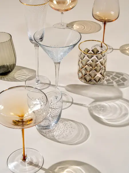 Flere ulike glass stilt opp på et bord