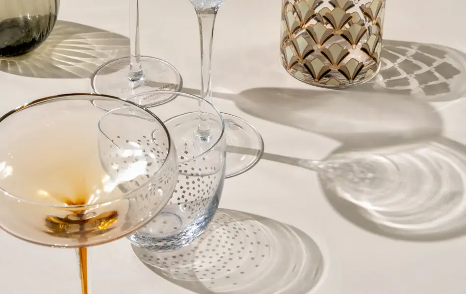 Flere ulike glass stilt opp på et bord