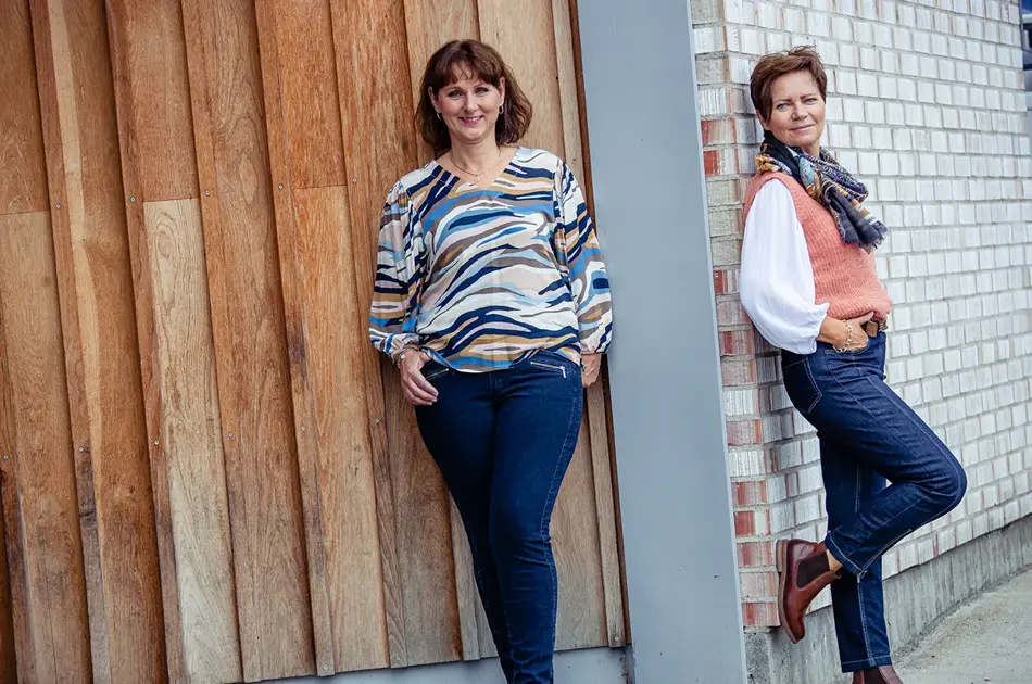 Bilde av to kvinner kledd i jeans.