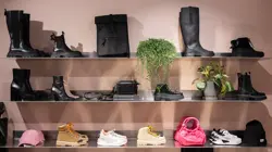 Hyller med sko, vesker og bager i en klesbutikk