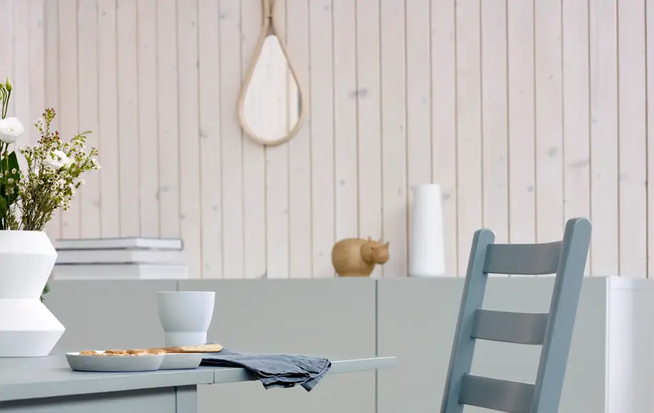 Blå trestol i et rom med lyse trevegger