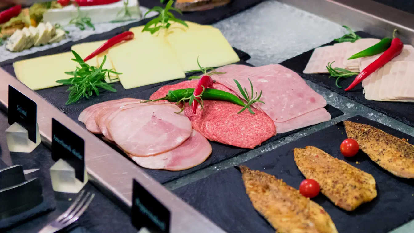 Ost, skinke, salami og peppermakrell på frokostbuffeten på Thon Hotel Narvik