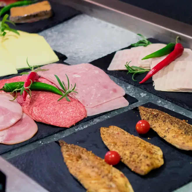 Ost, skinke, salami og peppermakrell på frokostbuffeten på Thon Hotel Narvik
