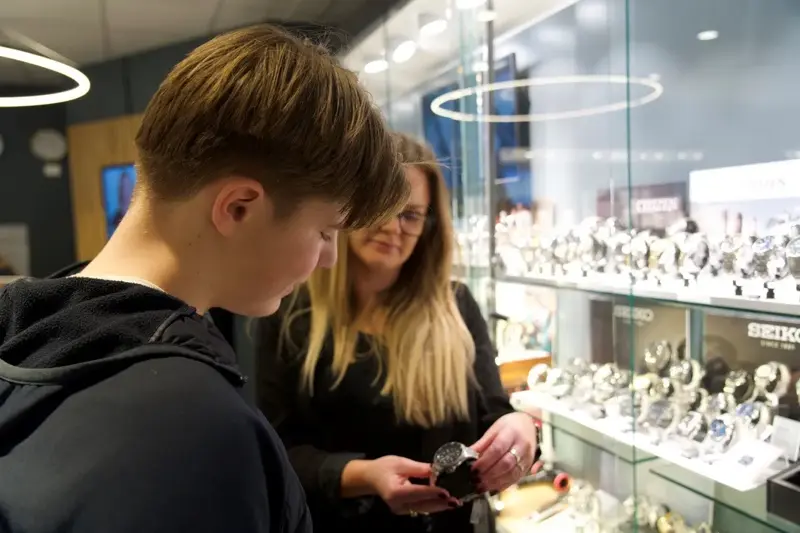 gutt ser på klokker hos Bjørklund