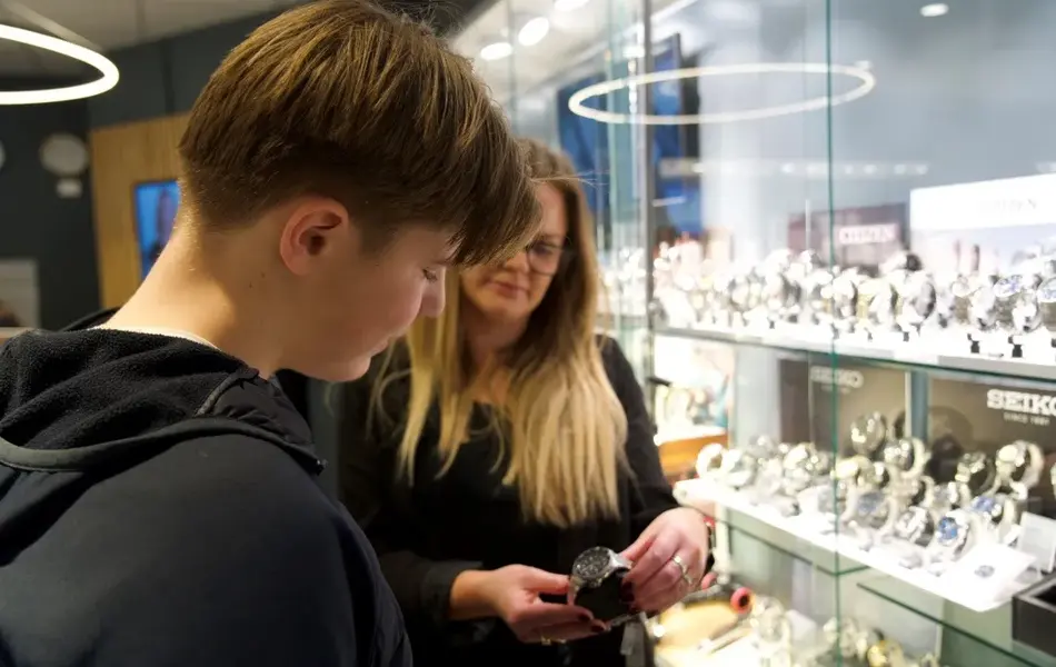 gutt ser på klokker hos Bjørklund