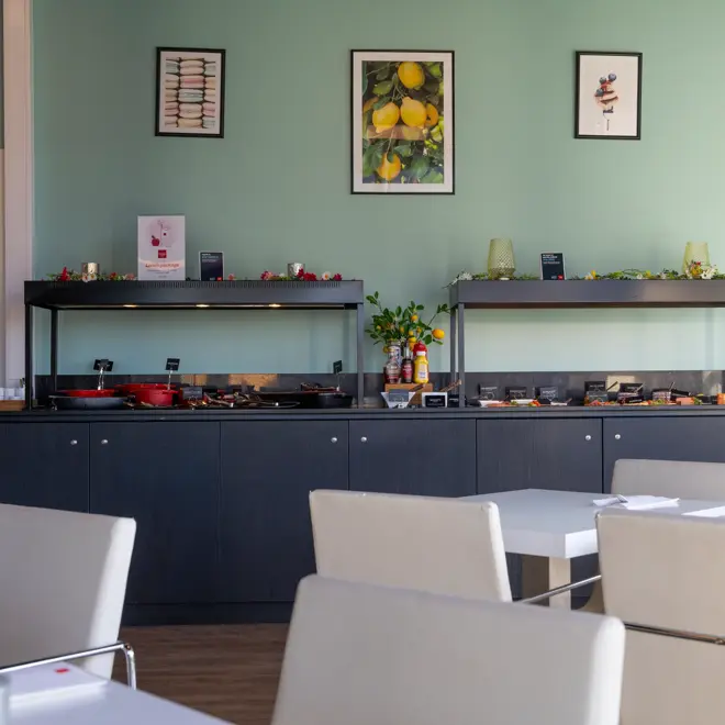 Frokostbuffet satt opp på en svart buffet inntil veggen.