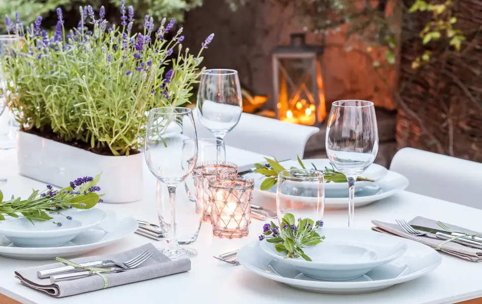 Lett borddekking med lavendelkvister