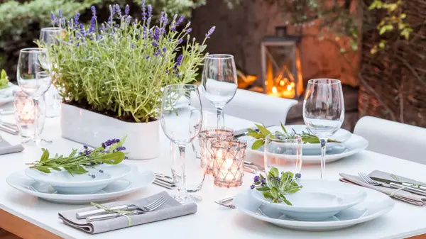 Lett borddekking med lavendelkvister