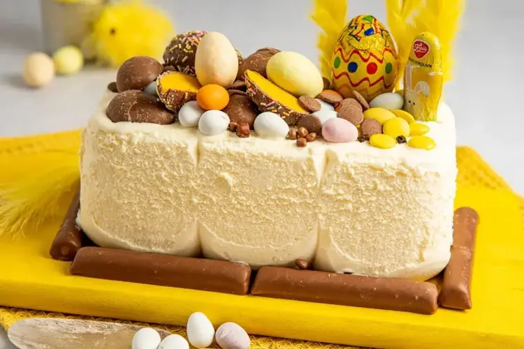 Verdens enkleste iskake, pyntet til med påskens sjokoladeegg og marsipan.