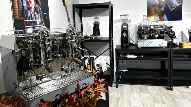 showroom med kaffemaskiner