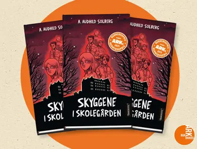 Tre eksemplarer av boken "Skyggene i skolegården" av A. Audhild Solberg.