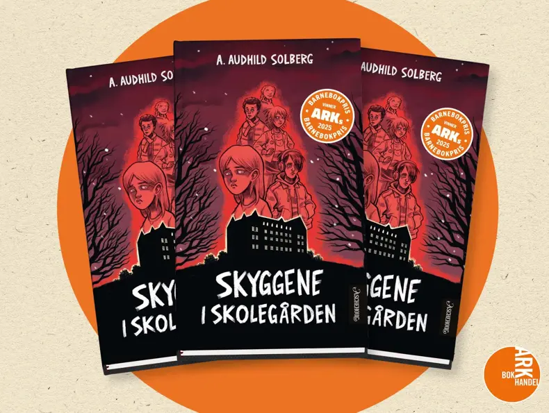 Tre eksemplarer av boken "Skyggene i skolegården" av A. Audhild Solberg.