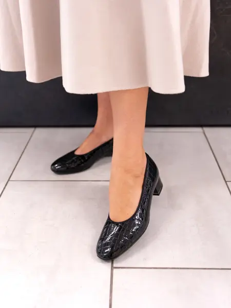 Sorte pensko med lav hæl