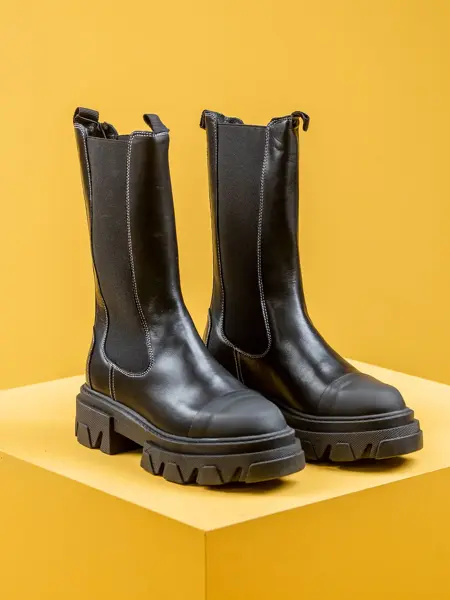 Sko på gul bakgrunn