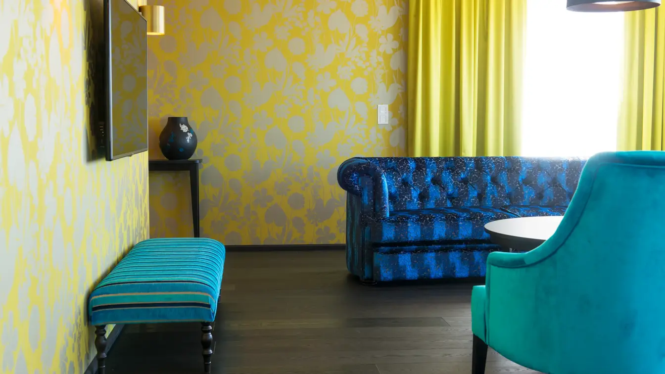 Sofa og stol i suite på Thon Hotel Opera