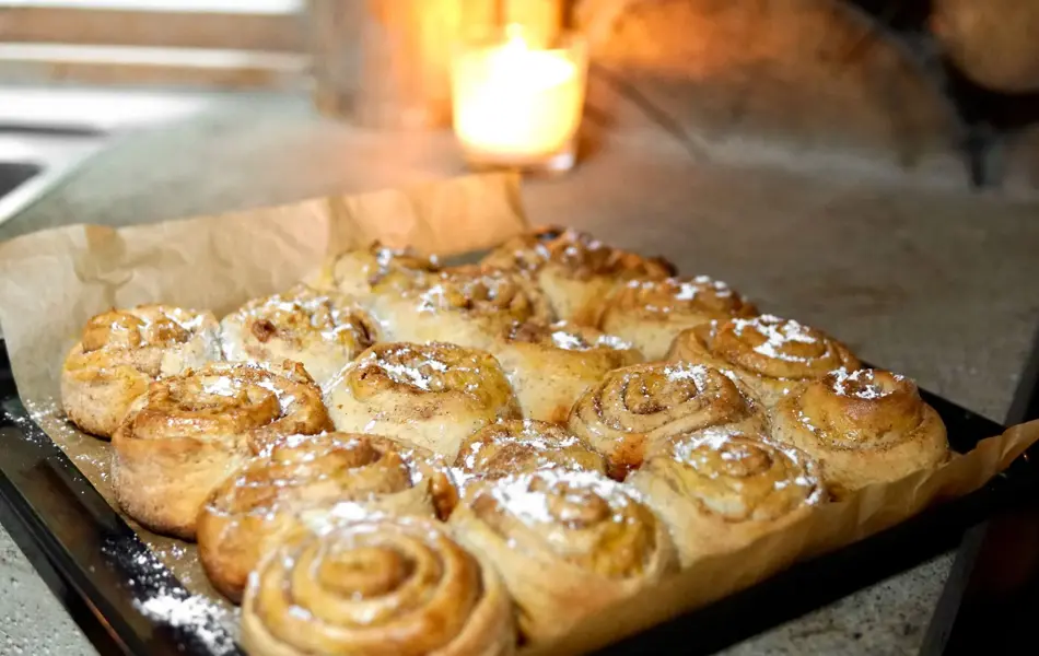 ferdige kanelboller på stekebrettet