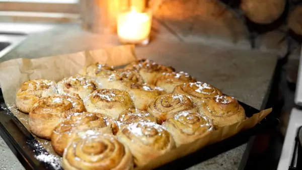 ferdige kanelboller på stekebrettet