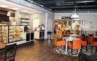 AMFI Kirkenes fellesareal foran en kafé