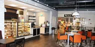 AMFI Kirkenes fellesareal foran en kafé