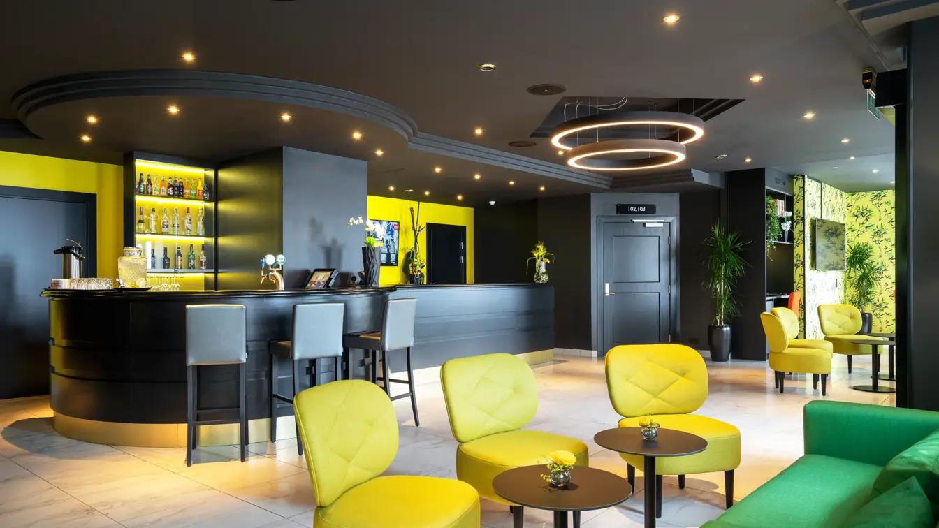 Fargerik resepsjon med gule stoler og grøn sofa på Thon Hotel Moldefjord
