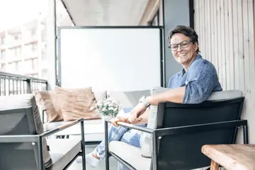 Dame på møblert terrasse Strømmen Verksted