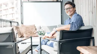 Dame på møblert terrasse Strømmen Verksted