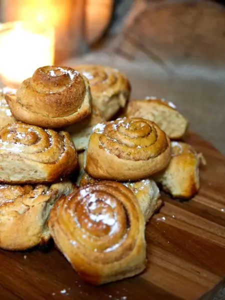 ferdige kanelboller stablet på en fjøl