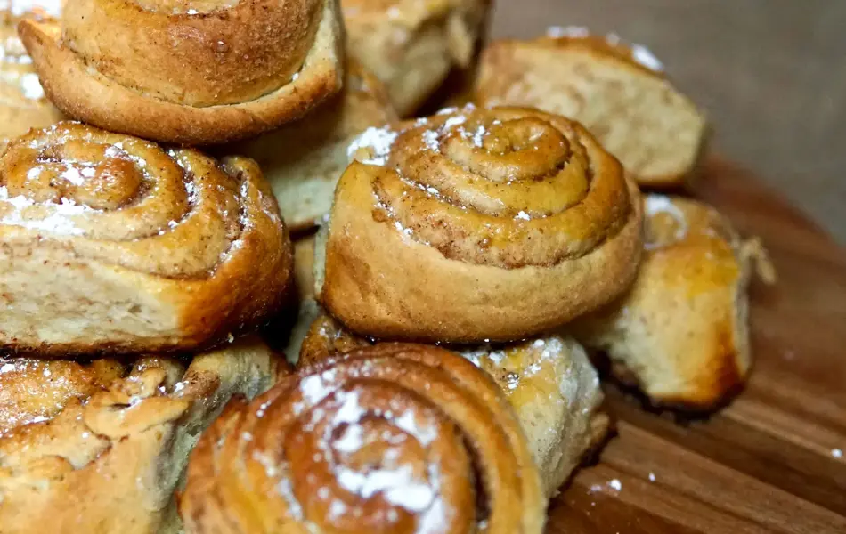 ferdige kanelboller stablet på en fjøl