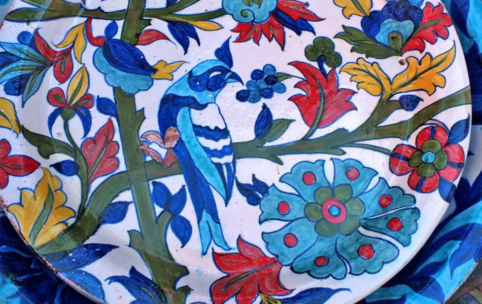Fargerik tallerken med fugl- og blomstermønster 