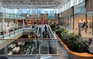 Bildet er tatt innendørs på kjøpesenteret Mirum Galleria i Norrköping og viser et utvalg av butikkene på senteret.