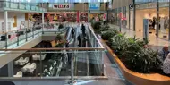 Bildet er tatt innendørs på kjøpesenteret Mirum Galleria i Norrköping og viser et utvalg av butikkene på senteret.