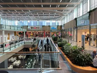Bildet er tatt innendørs på kjøpesenteret Mirum Galleria i Norrköping og viser et utvalg av butikkene på senteret.