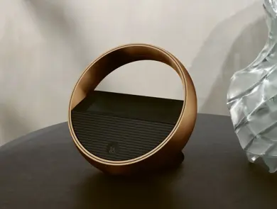 miljøbilde av svart og gull beoremote halo fra bang olufsen