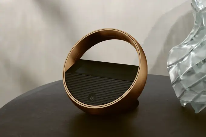 miljøbilde av svart og gull beoremote halo fra bang olufsen