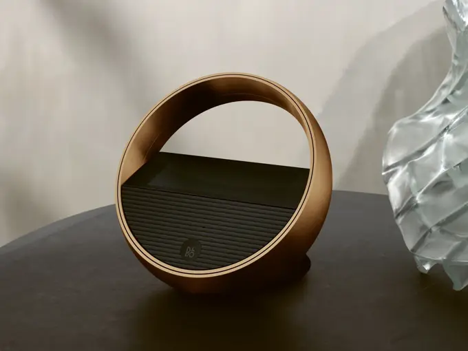 miljøbilde av svart og gull beoremote halo fra bang olufsen
