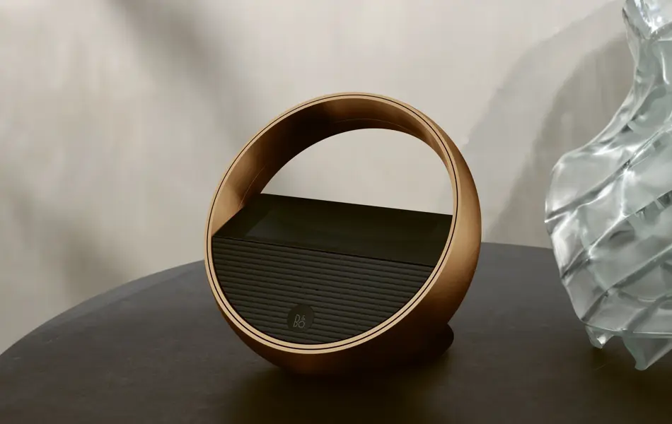 miljøbilde av svart og gull beoremote halo fra bang olufsen