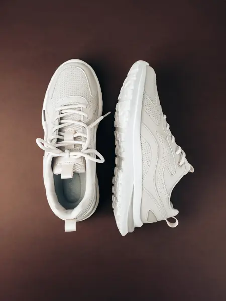 Joggesko på brun bakgrunn