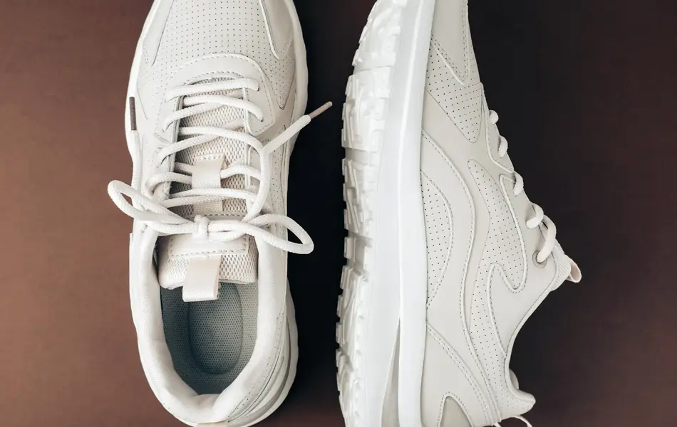 Joggesko på brun bakgrunn