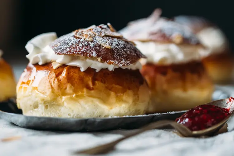 Søndag 19. februar feirer vi fastelavn, et høydepunkt for store og små. Kanskje er det i år du skal utfordre de klassiske fastelavnsbollene med en smakfull vri?