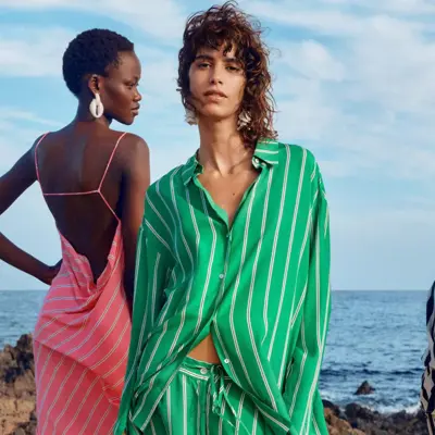 tre damer som poserer 