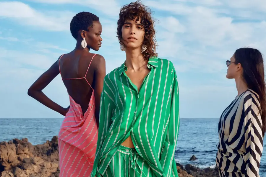 tre damer som poserer 