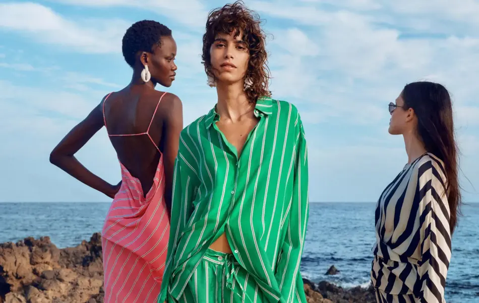 tre damer som poserer 