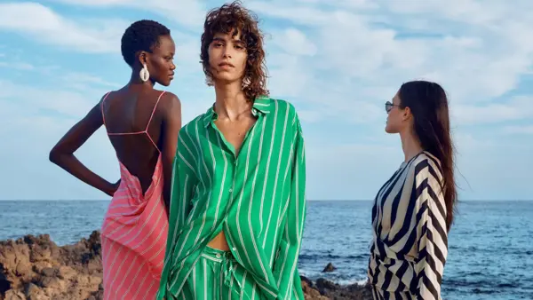 tre damer som poserer 