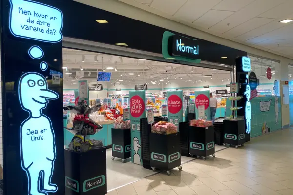 innendørs butikk med sort vegg og tegning