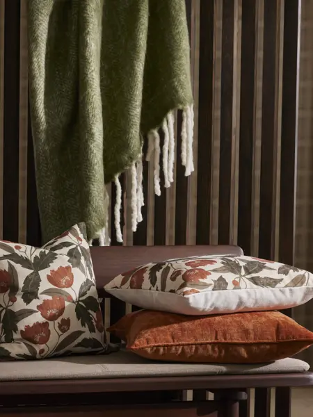 106010310 Jennings pynteputetrekk 106010574 Fay pynteputetrekk  orange 106009935 Hayden pledd grønn.jpg