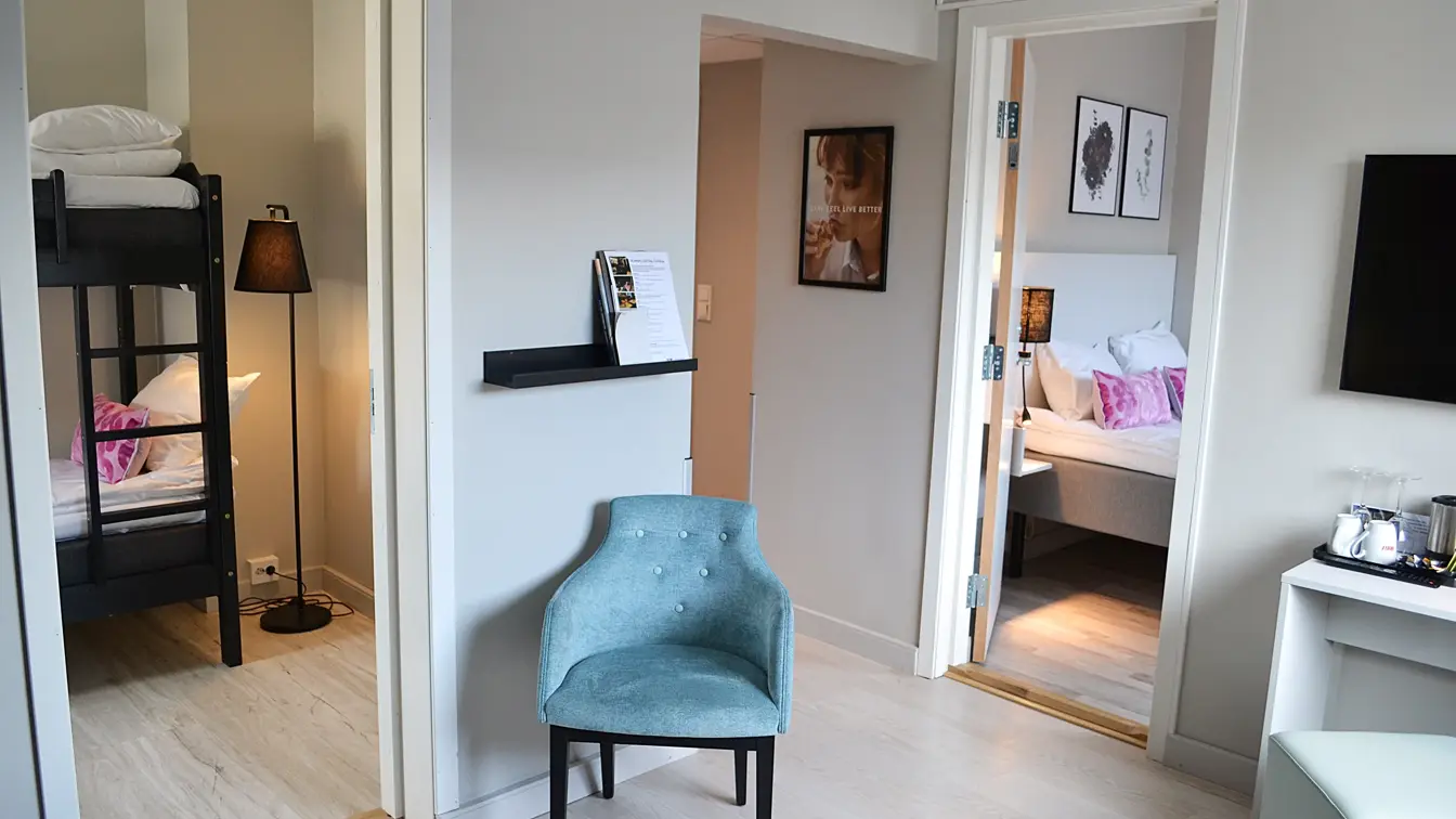 blå stol, speil, skrivebord, seng