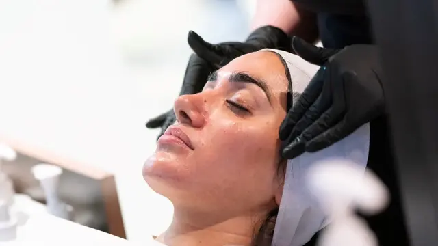 Vita som får ansiktsbehandling på Skintific