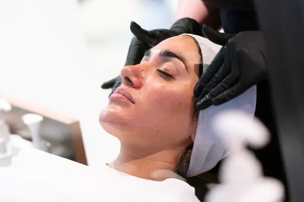Vita som får ansiktsbehandling på Skintific